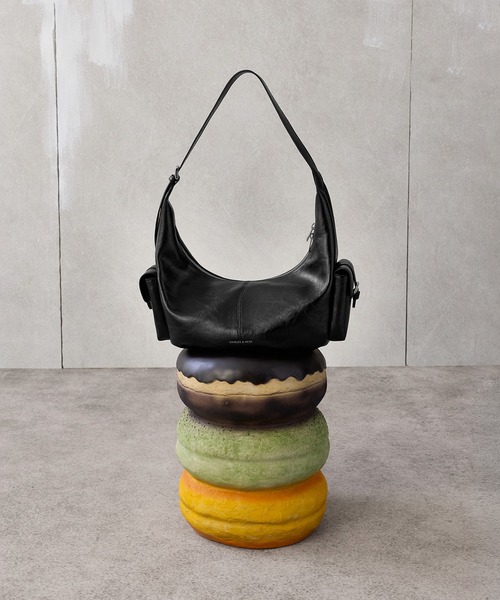 CHARLES & KEITH(チャールズ & キース)の「Bessie ラージベッシー サイドポケット ホーボーバッグ(ショルダーバッグ・レディース・スミクロ/ダークブラウン系3・L)」の6枚目の写真