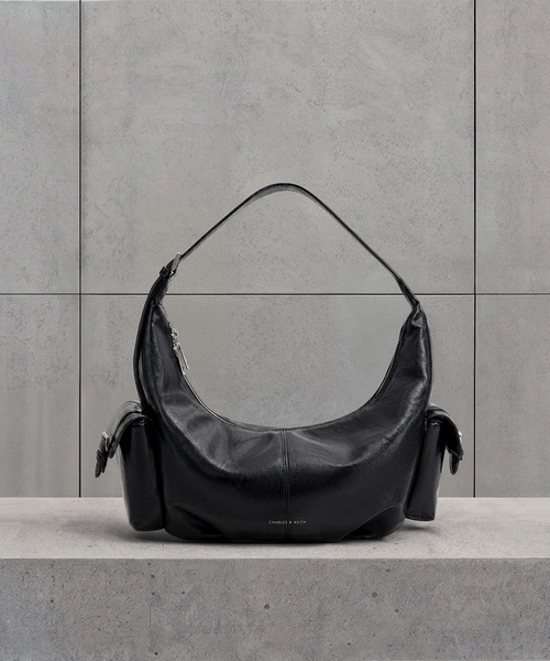 CHARLES & KEITH(チャールズ & キース)の「Bessie ラージベッシー サイドポケット ホーボーバッグ(ショルダーバッグ・レディース・スミクロ/ダークブラウン系3・L)」の7枚目の写真