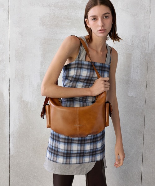 CHARLES & KEITH(チャールズ & キース)の「Bessie ラージベッシー サイドポケット ホーボーバッグ(ショルダーバッグ・レディース・スミクロ/ダークブラウン系3・L)」の16枚目の写真