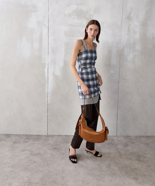 CHARLES & KEITH(チャールズ & キース)の「Bessie ラージベッシー サイドポケット ホーボーバッグ(ショルダーバッグ・レディース・スミクロ/ダークブラウン系3・L)」の17枚目の写真