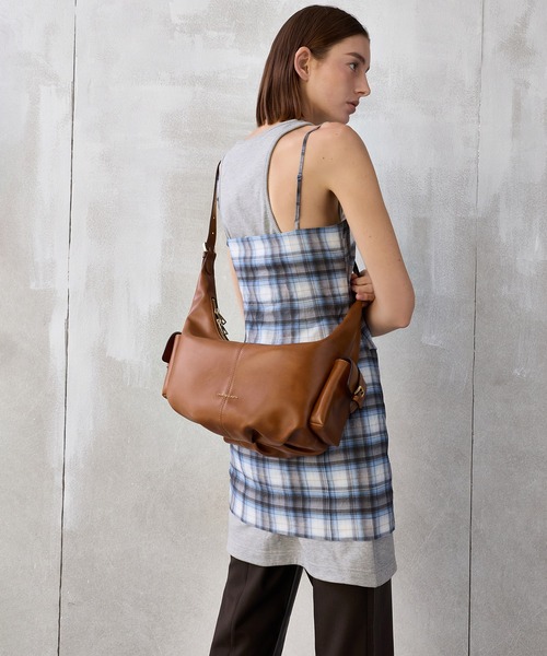 CHARLES & KEITH(チャールズ & キース)の「Bessie ラージベッシー サイドポケット ホーボーバッグ(ショルダーバッグ・レディース・スミクロ/ダークブラウン系3・L)」の19枚目の写真