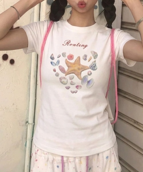 LAC-VERT(ラック・ヴェール)の「【選べる5種類】プリントホワイトTシャツ(Tシャツ/カットソー・レディース・ホワイト系その他3/ホワイト系その他2/ホワイト/ホワイト系その他4/ホワイト系その他・FREE)」の2枚目の写真