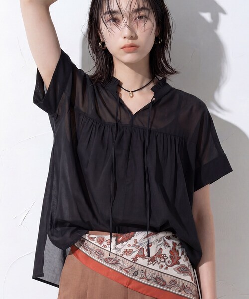 INDIVI(インディヴィ)の「【洗える/軽やか】フリル衿ギャザーブラウス(シャツ/ブラウス・レディース・パープル系1/ホワイト系3/ブラック・05/13/15 /34/38)」の5枚目の写真