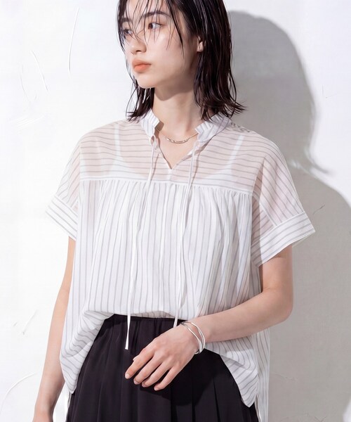 INDIVI(インディヴィ)の「【洗える/軽やか】フリル衿ギャザーブラウス(シャツ/ブラウス・レディース・パープル系1/ホワイト系3/ブラック・05/13/15 /34/38)」の13枚目の写真
