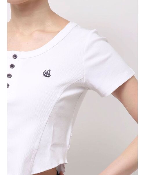 EVRIS（エヴリス）の「ハーフスリーブワンポイントヘンリーネックトップス（Tシャツ/カットソー・レディース・グレー/ホワイト/ピンク/ブラック・FREE）」の7枚目の写真