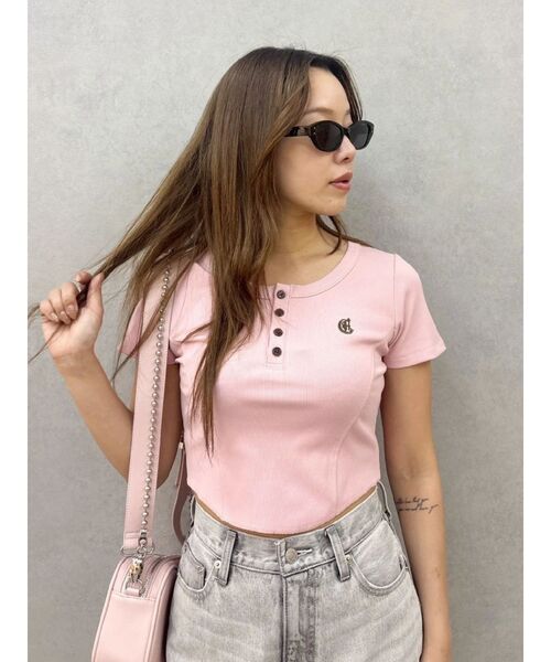 EVRIS（エヴリス）の「ハーフスリーブワンポイントヘンリーネックトップス（Tシャツ/カットソー・レディース・グレー/ホワイト/ピンク/ブラック・FREE）」の5枚目の写真