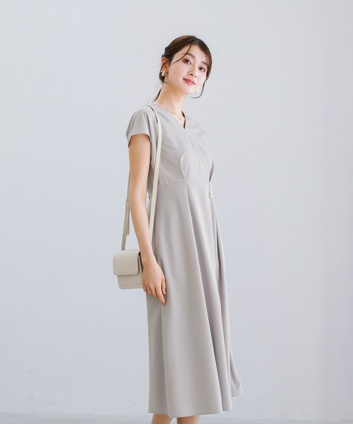 WHITE JOOLA(ホワイトジョーラ)の「【 一枚で決まる 】 ポリブッチャー・サイドパールフレアワンピース(ワンピース・レディース・ネイビー/グレー/ベージュ・S/L/M)」の7枚目の写真