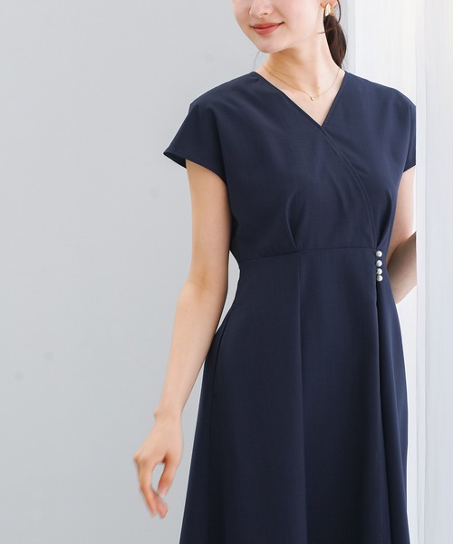 WHITE JOOLA(ホワイトジョーラ)の「【 一枚で決まる 】 ポリブッチャー・サイドパールフレアワンピース(ワンピース・レディース・ネイビー/グレー/ベージュ・S/L/M)」の12枚目の写真