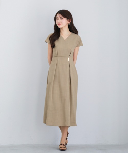 WHITE JOOLA(ホワイトジョーラ)の「【 一枚で決まる 】 ポリブッチャー・サイドパールフレアワンピース(ワンピース・レディース・ネイビー/グレー/ベージュ・S/L/M)」の5枚目の写真