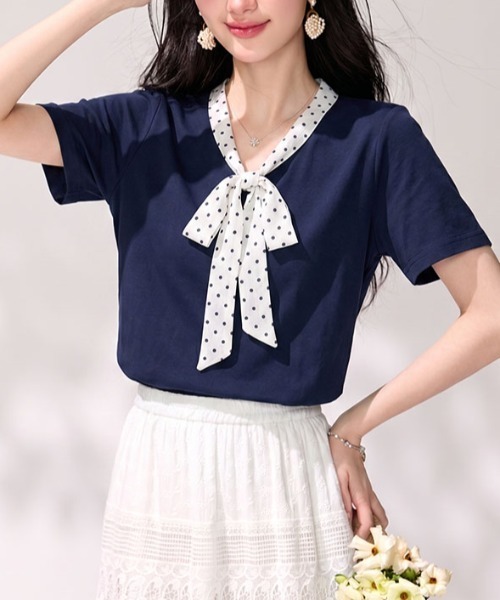 AMAJI（アマジ）の「ドット柄 リボン付き Vネック Tシャツ（Tシャツ/カットソー・レディース・ネイビー・MEDIUM/LARGE/X-LARGE/SMALL）」の4枚目の写真