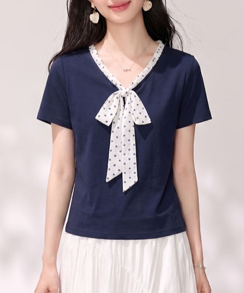 AMAJI（アマジ）の「ドット柄 リボン付き Vネック Tシャツ（Tシャツ/カットソー・レディース・ネイビー・MEDIUM/LARGE/X-LARGE/SMALL）」の3枚目の写真