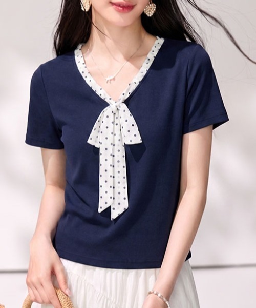 AMAJI（アマジ）の「ドット柄 リボン付き Vネック Tシャツ（Tシャツ/カットソー・レディース・ネイビー・MEDIUM/LARGE/X-LARGE/SMALL）」の2枚目の写真
