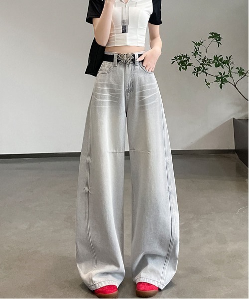 &soiree(アンドソワレ)の「ウォッシュカーブデニムパンツ(デニムパンツ・レディース・グレー/ベージュ・X-LARGE/LARGE/MEDIUM/SMALL/X-SMALL)」の2枚目の写真