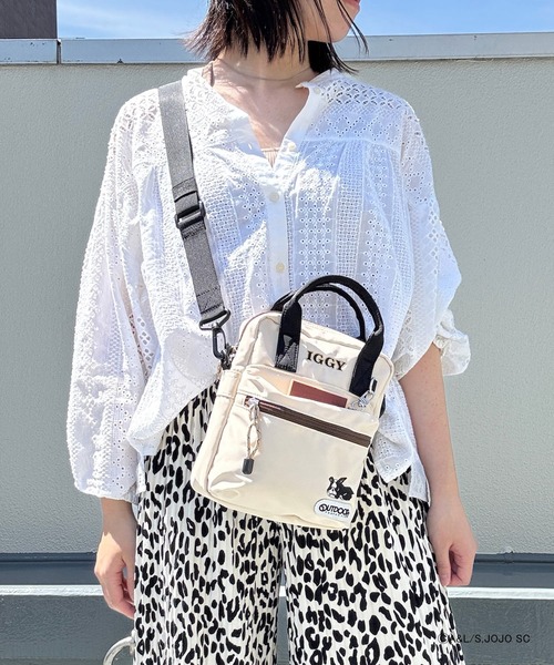 OUTDOOR PRODUCTS(アウトドアプロダクツ)の「【ジョジョの奇妙な冒険×OUTDOOR PRODUCTS】イギーモチーフミニショルダー(ショルダーバッグ・レディース・アイボリー/ブラック・FREE)」の1枚目の写真