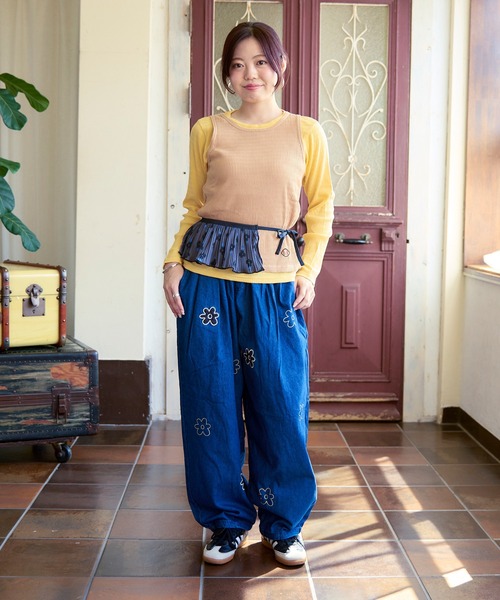 MARKEY'S(マーキーズ)の「お花いっぱいデニムバレルパンツ/おとな(デニムパンツ・レディース・ブルー/ブラック・160cm)」の1枚目の写真