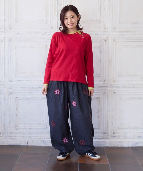 MARKEY'S(マーキーズ)の「お花いっぱいデニムバレルパンツ/おとな(デニムパンツ・レディース・ブルー/ブラック・160cm)」の2枚目の写真