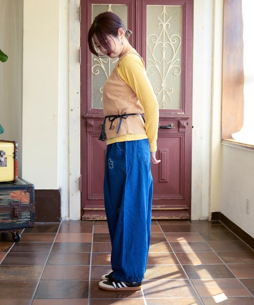 MARKEY'S(マーキーズ)の「お花いっぱいデニムバレルパンツ/おとな(デニムパンツ・レディース・ブルー/ブラック・160cm)」の5枚目の写真
