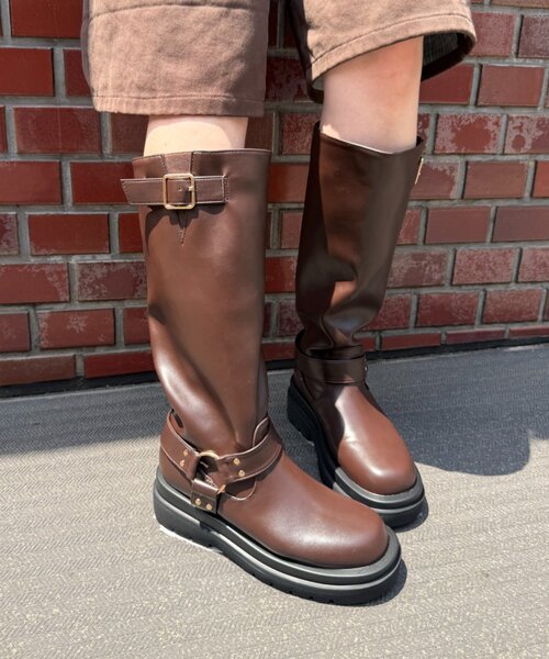 w closet(ダブルクローゼット)の「ベルト付きロングブーツ(ブーツ・レディース・ブラック/ブラウン・MEDIUM/LARGE)」の2枚目の写真