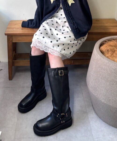 w closet(ダブルクローゼット)の「ベルト付きロングブーツ(ブーツ・レディース・ブラック/ブラウン・MEDIUM/LARGE)」の1枚目の写真