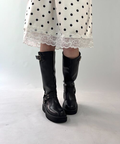 w closet(ダブルクローゼット)の「ベルト付きロングブーツ(ブーツ・レディース・ブラック/ブラウン・MEDIUM/LARGE)」の3枚目の写真