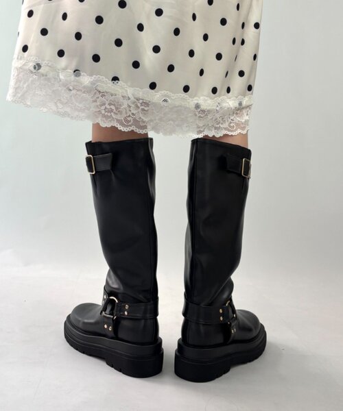 w closet(ダブルクローゼット)の「ベルト付きロングブーツ(ブーツ・レディース・ブラック/ブラウン・MEDIUM/LARGE)」の5枚目の写真