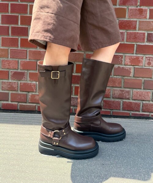 w closet(ダブルクローゼット)の「ベルト付きロングブーツ(ブーツ・レディース・ブラック/ブラウン・MEDIUM/LARGE)」の9枚目の写真