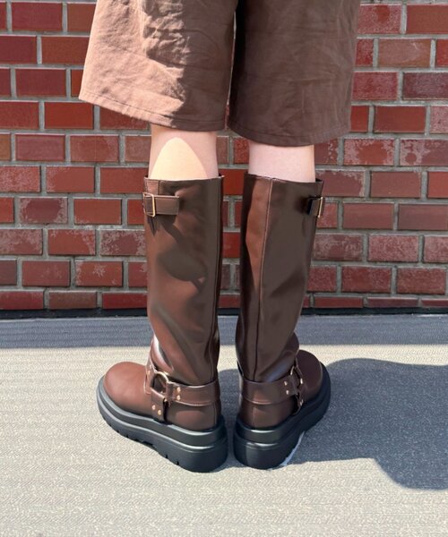 w closet(ダブルクローゼット)の「ベルト付きロングブーツ(ブーツ・レディース・ブラック/ブラウン・MEDIUM/LARGE)」の10枚目の写真