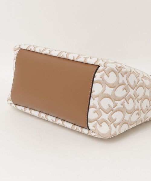 Guess（ゲス）の「NEWPORT Bucket Crossbody（ショルダーバッグ・レディース・ホワイト/ネイビー・ONE SIZE）」の13枚目の写真
