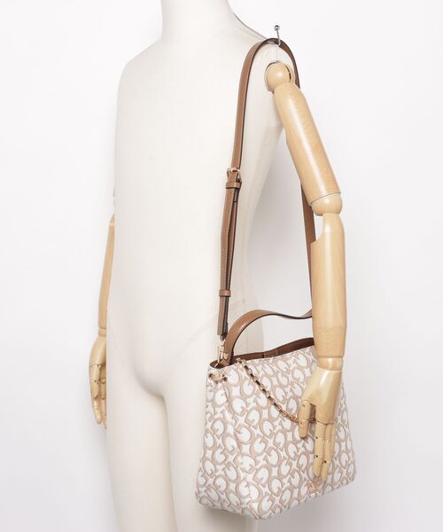 Guess（ゲス）の「NEWPORT Bucket Crossbody（ショルダーバッグ・レディース・ホワイト/ネイビー・ONE SIZE）」の15枚目の写真