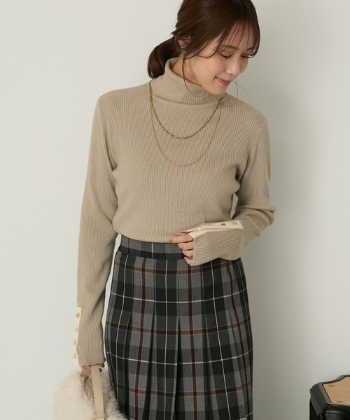 Aunely(オーネリー)の「【Aunely】<パチレスニット>ゴールドボタンタートルネックリブニット(ニット/セーター・レディース・グレー/グレイッシュベージュ/ブラック/ブラック系/ネイビー/アイボリー/グリーン/ブルー系/ブラウン/レッド・M/L)」の21枚目の写真