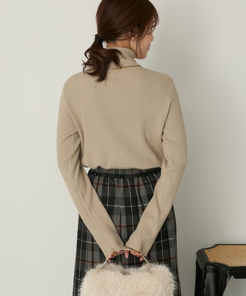 Aunely(オーネリー)の「【Aunely】<パチレスニット>ゴールドボタンタートルネックリブニット(ニット/セーター・レディース・グレー/グレイッシュベージュ/ブラック/ブラック系/ネイビー/アイボリー/グリーン/ブルー系/ブラウン/レッド・M/L)」の22枚目の写真