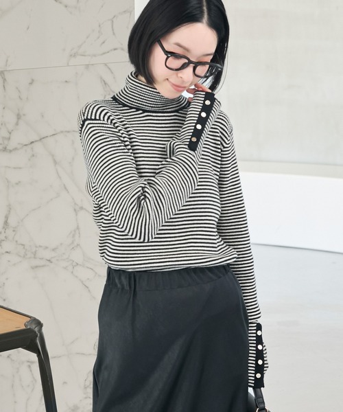 Aunely(オーネリー)の「【Aunely】<パチレスニット>ゴールドボタンタートルネックリブニット(ニット/セーター・レディース・グレー/グレイッシュベージュ/ブラック/ブラック系/ネイビー/アイボリー/グリーン/ブルー系/ブラウン/レッド・M/L)」の3枚目の写真