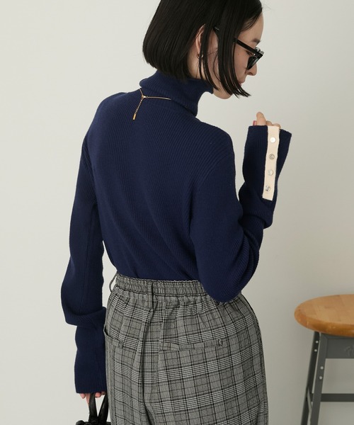 Aunely(オーネリー)の「【Aunely】<パチレスニット>ゴールドボタンタートルネックリブニット(ニット/セーター・レディース・グレー/グレイッシュベージュ/ブラック/ブラック系/ネイビー/アイボリー/グリーン/ブルー系/ブラウン/レッド・M/L)」の8枚目の写真