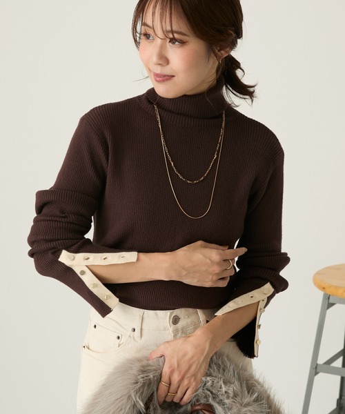 Aunely(オーネリー)の「【Aunely】<パチレスニット>ゴールドボタンタートルネックリブニット(ニット/セーター・レディース・グレー/グレイッシュベージュ/ブラック/ブラック系/ネイビー/アイボリー/グリーン/ブルー系/ブラウン/レッド・M/L)」の5枚目の写真