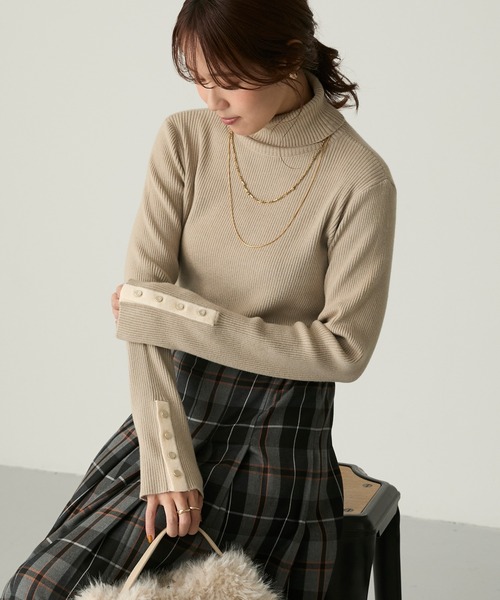 Aunely(オーネリー)の「【Aunely】<パチレスニット>ゴールドボタンタートルネックリブニット(ニット/セーター・レディース・グレー/グレイッシュベージュ/ブラック/ブラック系/ネイビー/アイボリー/グリーン/ブルー系/ブラウン/レッド・M/L)」の6枚目の写真