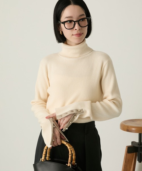 Aunely(オーネリー)の「【Aunely】<パチレスニット>ゴールドボタンタートルネックリブニット(ニット/セーター・レディース・グレー/グレイッシュベージュ/ブラック/ブラック系/ネイビー/アイボリー/グリーン/ブルー系/ブラウン/レッド・M/L)」の2枚目の写真