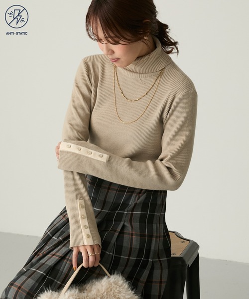 Aunely(オーネリー)の「【Aunely】<パチレスニット>ゴールドボタンタートルネックリブニット(ニット/セーター・レディース・グレー/グレイッシュベージュ/ブラック/ブラック系/ネイビー/アイボリー/グリーン/ブルー系/ブラウン/レッド・M/L)」の18枚目の写真