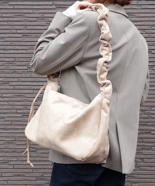 Alum'(アルム)の「フェイクスエードギャザーハンドルバッグ(ショルダーバッグ・レディース・ブラック/ブラウン/ベージュ・FREE)」の16枚目の写真