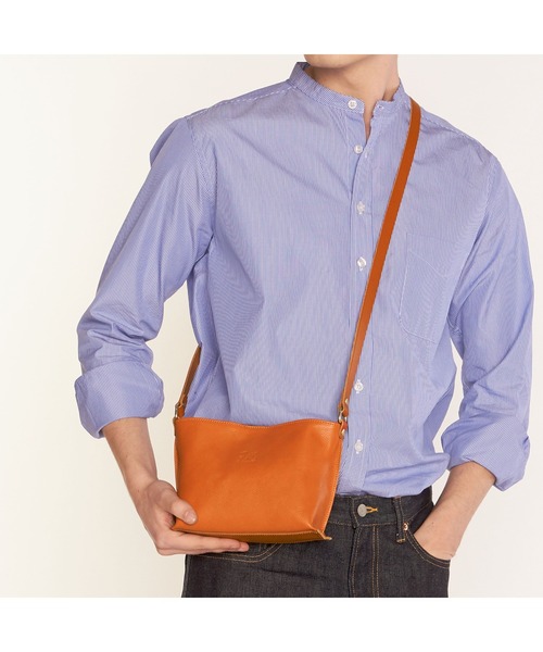 IL BISONTE(イルビゾンテ)の「IL BISONTE / ORIGINAL LEATHER / クロスボディバッグ(ショルダーバッグ・レディース・グレー/レッド/オリーブ/ダークブラウン/ブラック/ナチュラル/ライトブラウン/グリーン/レンガ/オレンジ/ネイビー・FREE)」の15枚目の写真