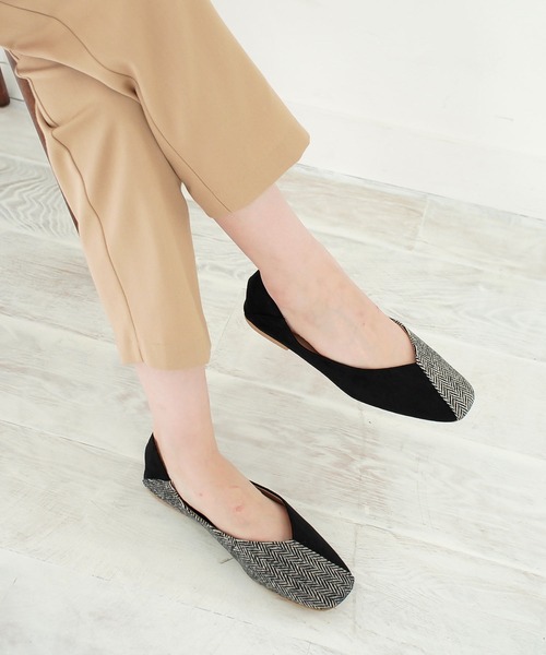 AmiAmi（アミアミ）の「Vカットスクエアトゥバイカラーパンプス/バブーシュ（パンプス・レディース・ブラック/ベージュ/シルバー/アイボリー/ブラック系その他/ベージュ系その他2/パイソン/ベージュ系その他/オフホワイト/ブラックミックス/ブラック系その他2/ブラック系その他3/ライトベージュ/ライトグレー/グリーン/ベージュ系その他4/ベージュ系その他3/ブロンズ/シルバーグレー/ブラック系その他4/ゴールド系その他/ブラック系その他5/チョコ/ブラック系その他6/その他・LL/S/M/L）」の5枚目の写真