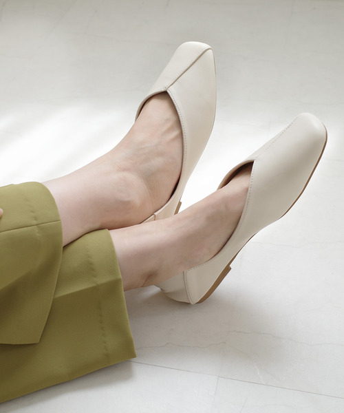 AmiAmi（アミアミ）の「Vカットスクエアトゥバイカラーパンプス/バブーシュ（パンプス・レディース・ブラック/ベージュ/シルバー/アイボリー/ブラック系その他/ベージュ系その他2/パイソン/ベージュ系その他/オフホワイト/ブラックミックス/ブラック系その他2/ブラック系その他3/ライトベージュ/ライトグレー/グリーン/ベージュ系その他4/ベージュ系その他3/ブロンズ/シルバーグレー/ブラック系その他4/ゴールド系その他/ブラック系その他5/チョコ/ブラック系その他6/その他・LL/S/M/L）」の2枚目の写真