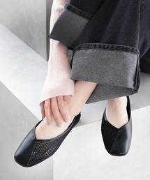 AmiAmi（アミアミ）の「Vカットスクエアトゥバイカラーパンプス/バブーシュ（パンプス）」