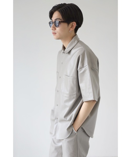 CREARE -LINO-（クレアーレリノ）の「PUレザー両胸ポケットオーバーシャツ<セットアップ可>（Tシャツ/カットソー・メンズ・ブラック/オリーブ/グレイッシュベージュ・MEDIUM/LARGE）」の5枚目の写真