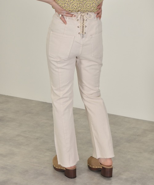 w closet(ダブルクローゼット)の「後ろレースアップ裾スリットセミフレアデニムパンツ(デニムパンツ・レディース・ネイビー/ケミカルウォッシュ/キナリ/グリーン・S/M)」の2枚目の写真