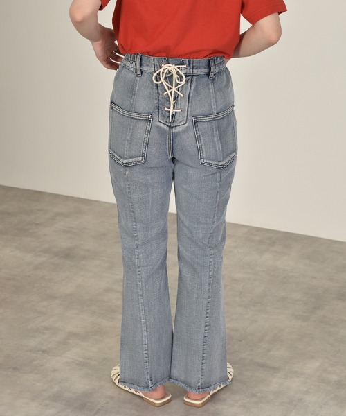 w closet(ダブルクローゼット)の「後ろレースアップ裾スリットセミフレアデニムパンツ(デニムパンツ・レディース・ネイビー/ケミカルウォッシュ/キナリ/グリーン・S/M)」の9枚目の写真