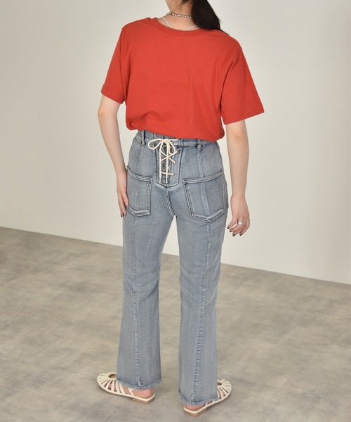 w closet(ダブルクローゼット)の「後ろレースアップ裾スリットセミフレアデニムパンツ(デニムパンツ・レディース・ネイビー/ケミカルウォッシュ/キナリ/グリーン・S/M)」の11枚目の写真