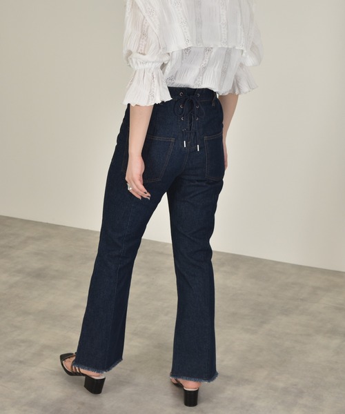 w closet(ダブルクローゼット)の「後ろレースアップ裾スリットセミフレアデニムパンツ(デニムパンツ・レディース・ネイビー/ケミカルウォッシュ/キナリ/グリーン・S/M)」の17枚目の写真