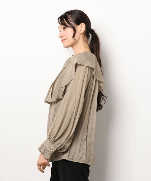 RIVE DROITE（リヴドロワ）の「エアリーな雰囲気漂う一枚　マルチwayフリルカラーブラウス（シャツ/ブラウス・レディース・ブラック/ベージュ・FREE）」の4枚目の写真