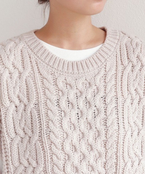 andme(アンドミー)の「ケーブル編みニットベスト(ベスト・レディース・グレー/アイボリー/ミント/グレー系その他/ベージュ系その他/サーモンピンク/ブラウン系/ブルー・M)」の18枚目の写真