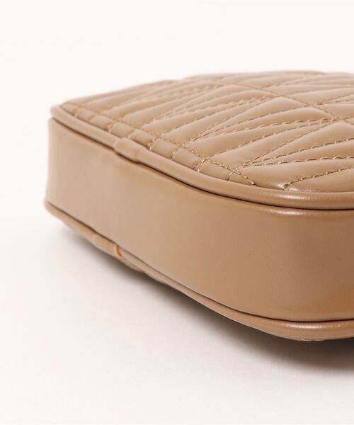 NATURAL BEAUTY BASIC（ナチュラルビューティーベーシック）の「ジグザグキルトポシェット（ショルダーバッグ・レディース・キャメル/グレー/ブラック・ﾌﾘ-）」の11枚目の写真